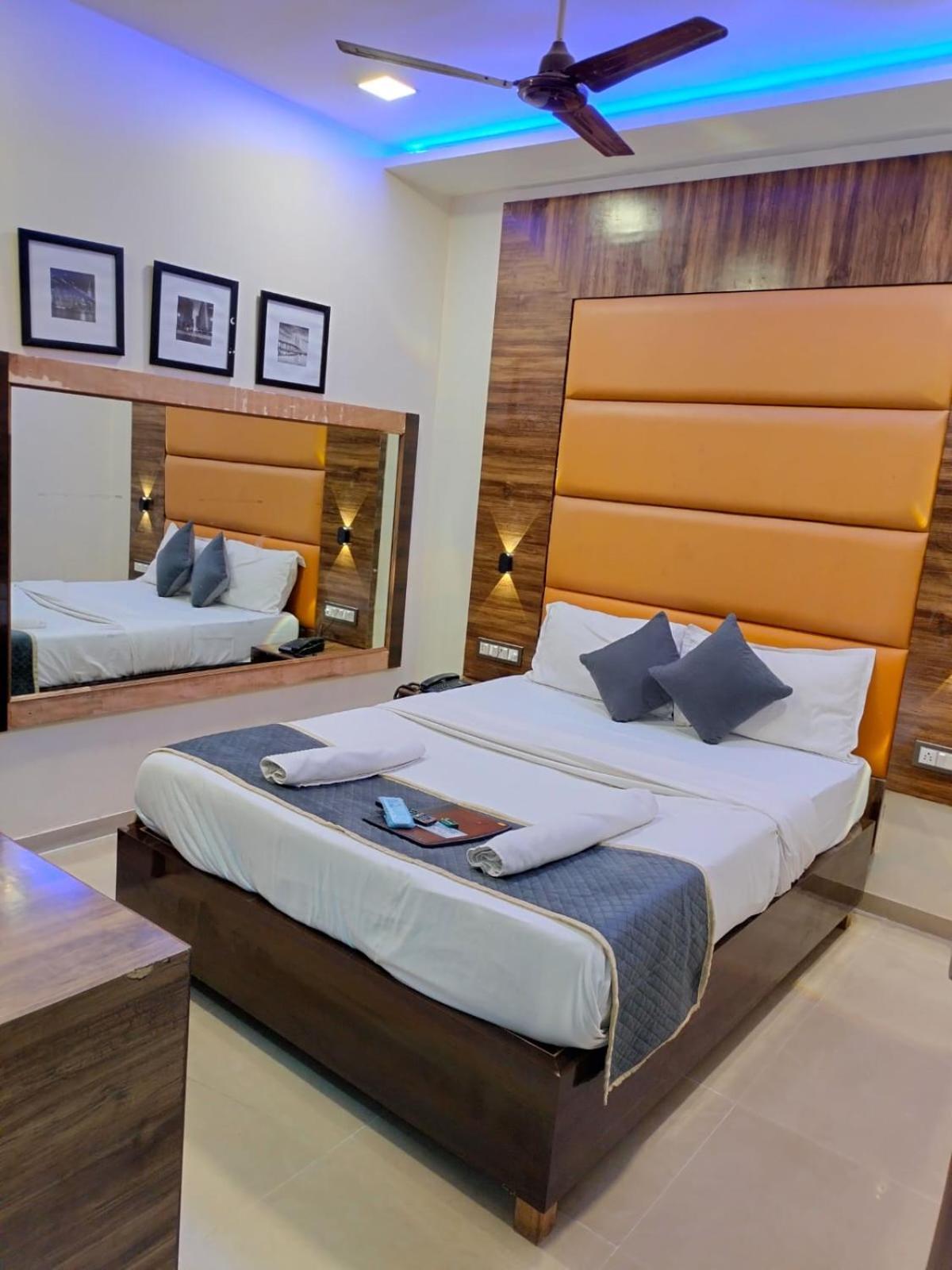 Hotel Blue Wellington - Near Mumbai Airport Buitenkant foto