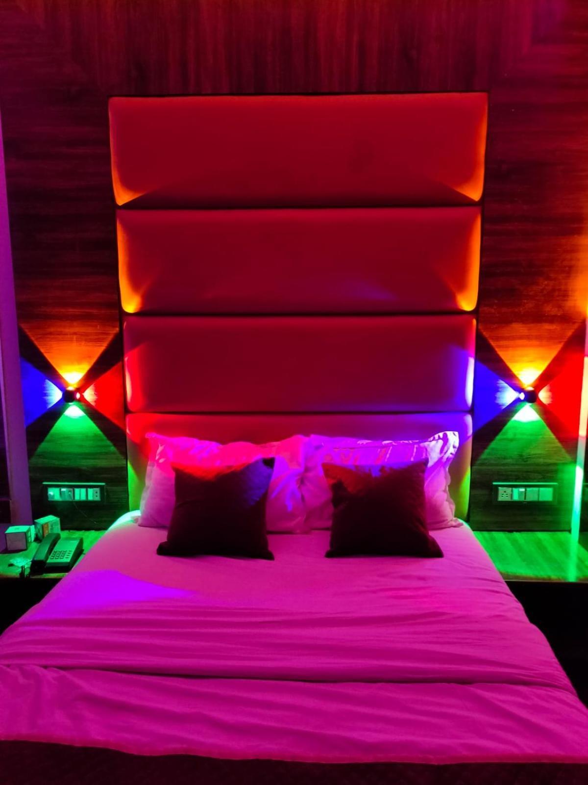 Hotel Blue Wellington - Near Mumbai Airport Buitenkant foto
