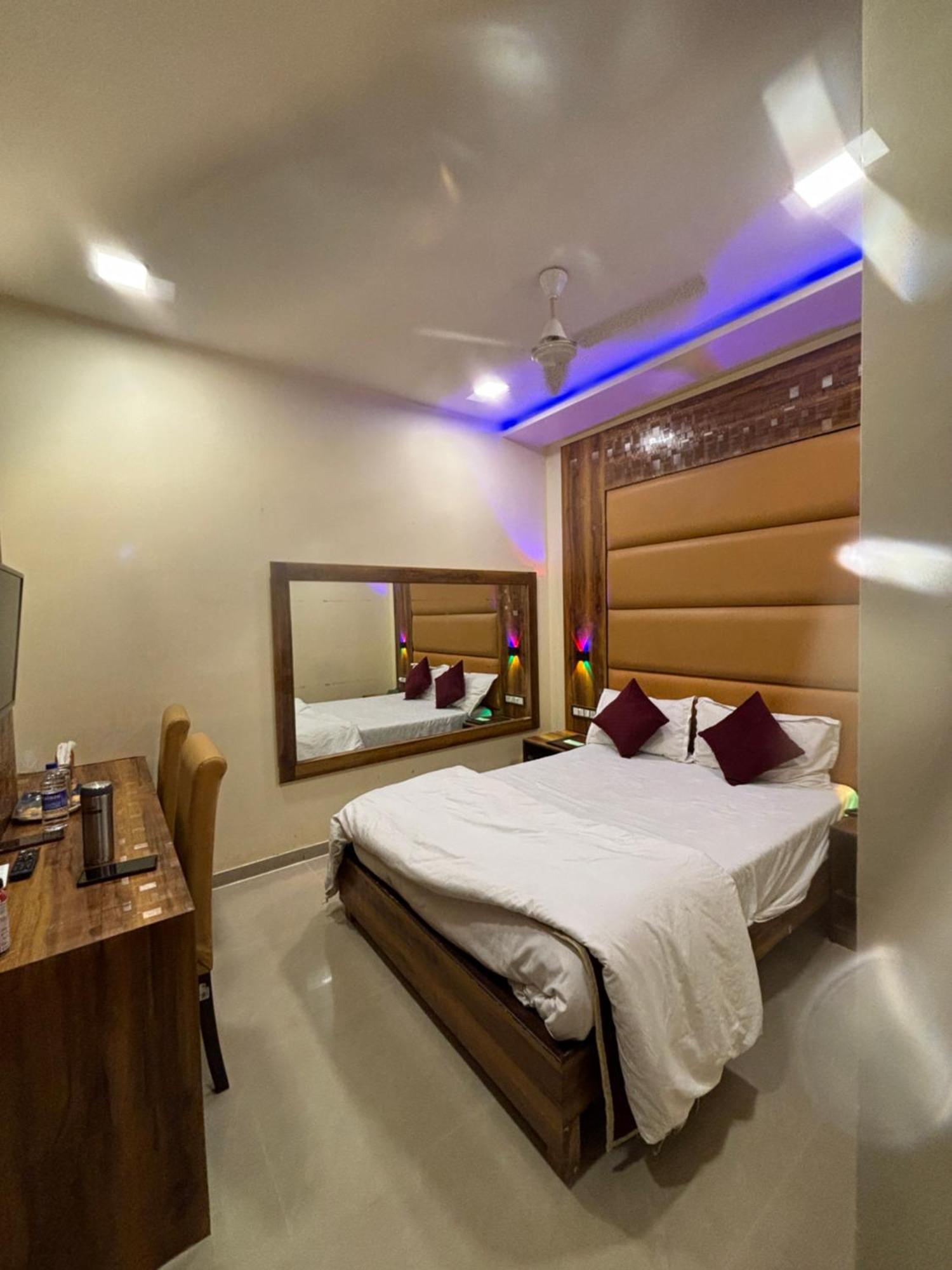 Hotel Blue Wellington - Near Mumbai Airport Buitenkant foto
