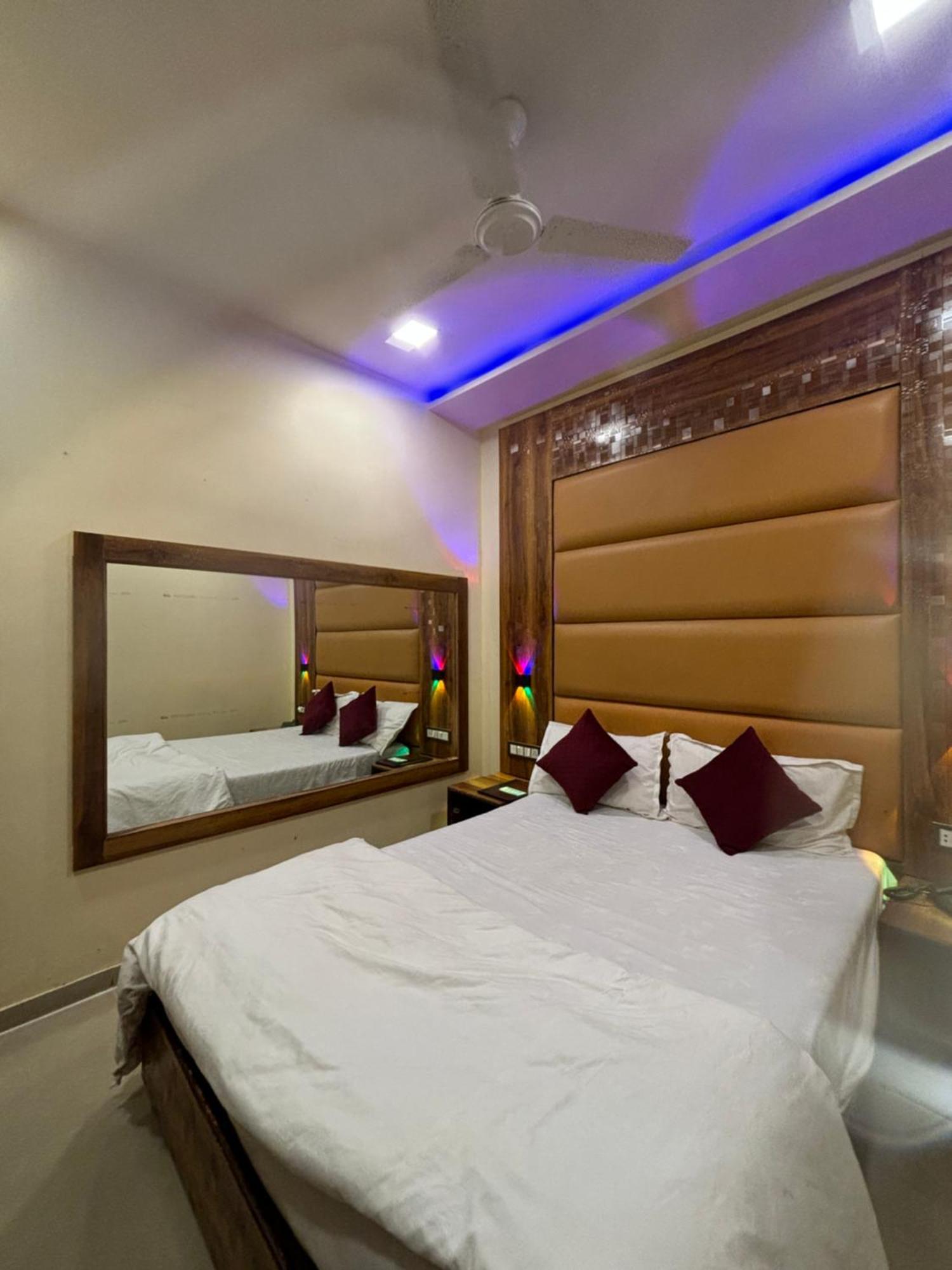 Hotel Blue Wellington - Near Mumbai Airport Buitenkant foto