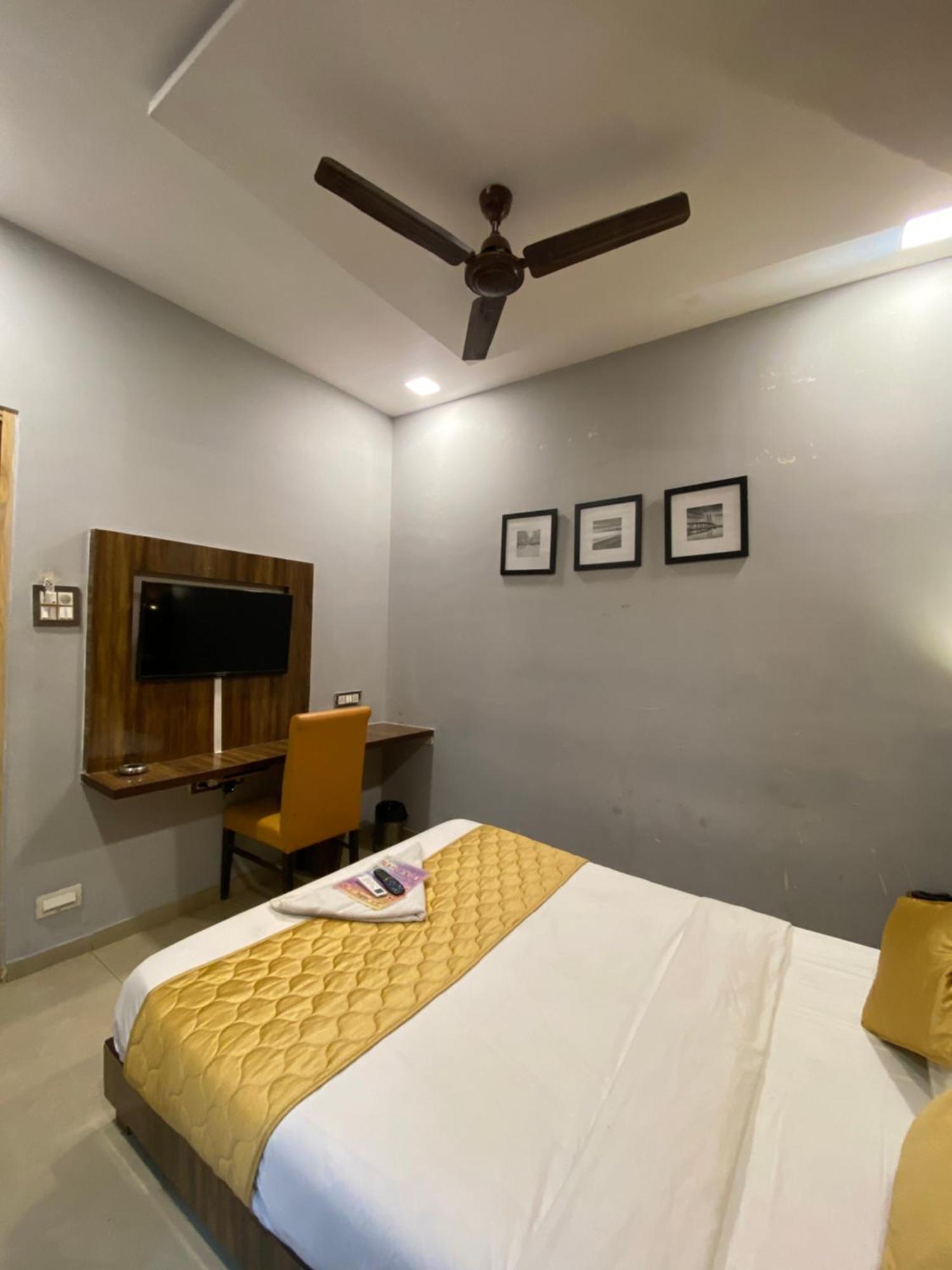 Hotel Blue Wellington - Near Mumbai Airport Buitenkant foto