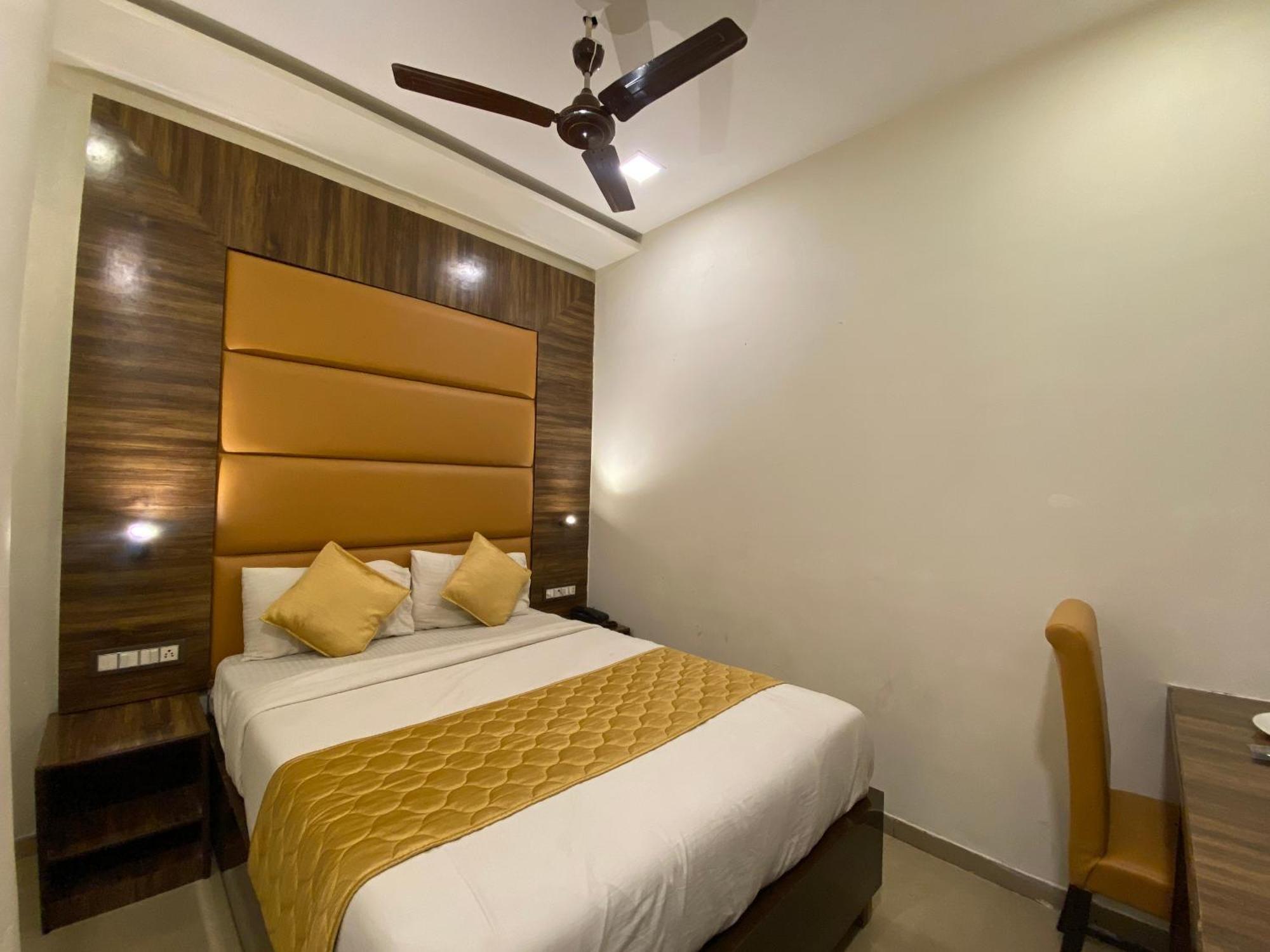 Hotel Blue Wellington - Near Mumbai Airport Buitenkant foto