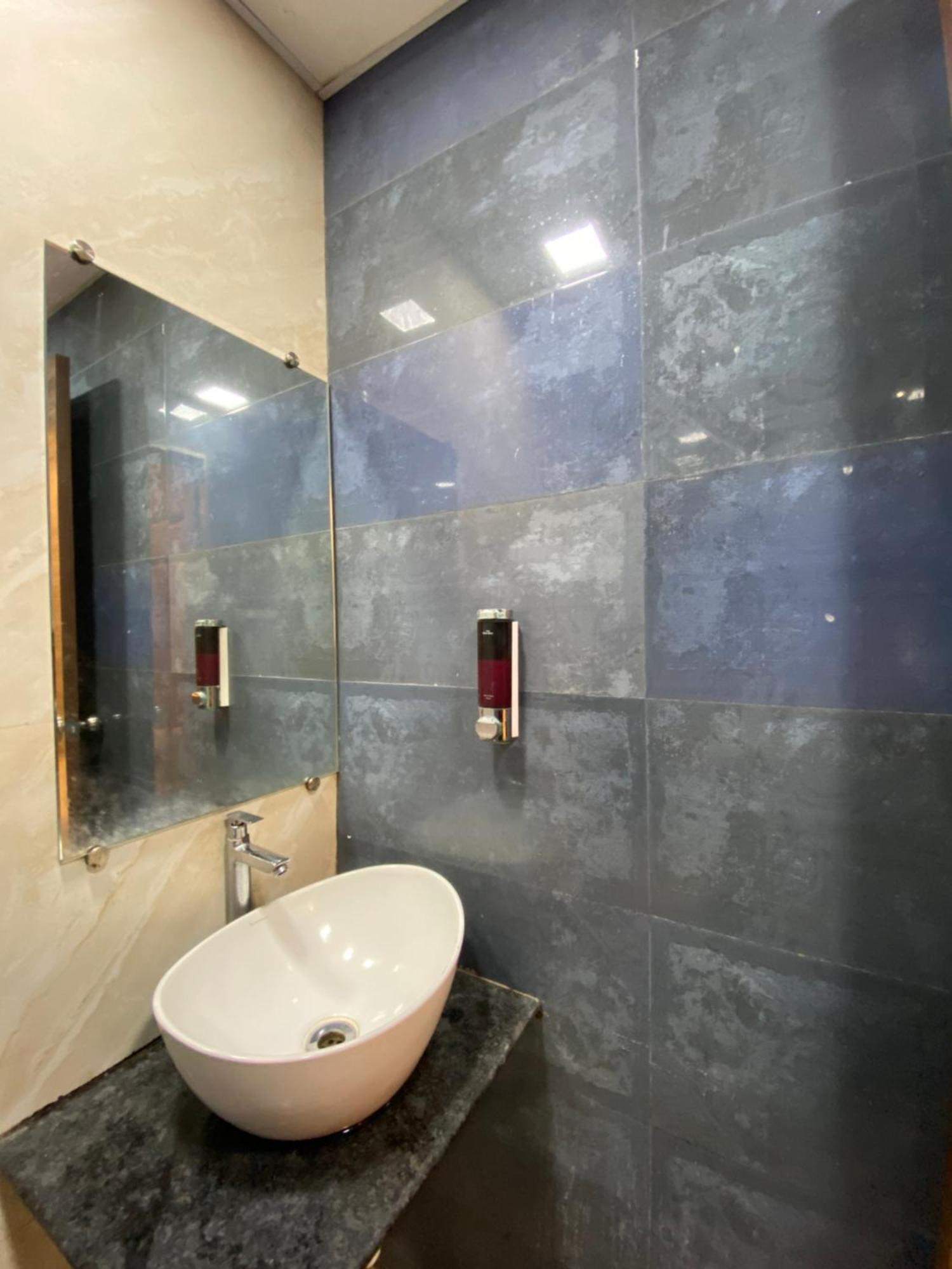 Hotel Blue Wellington - Near Mumbai Airport Buitenkant foto