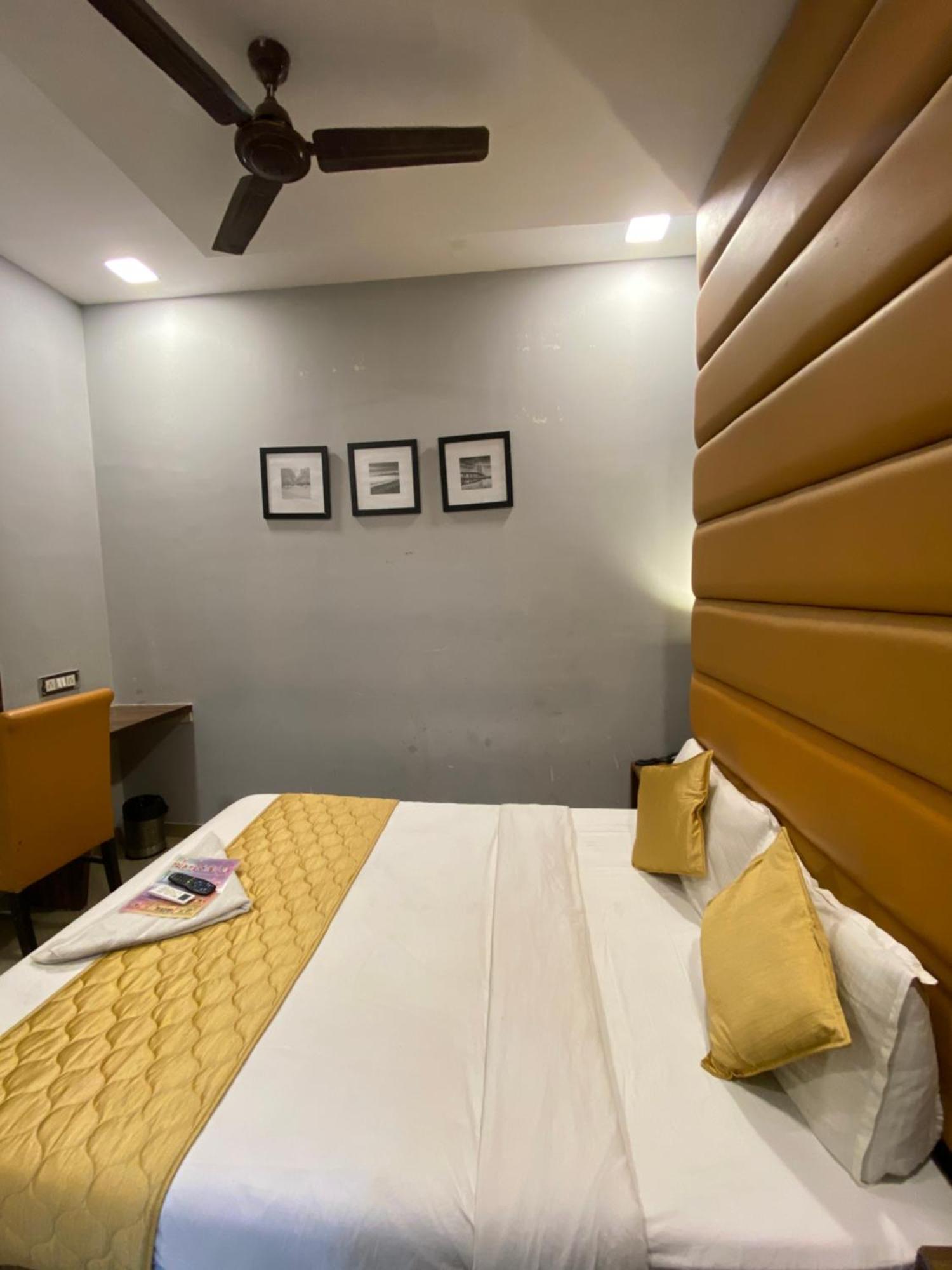 Hotel Blue Wellington - Near Mumbai Airport Buitenkant foto