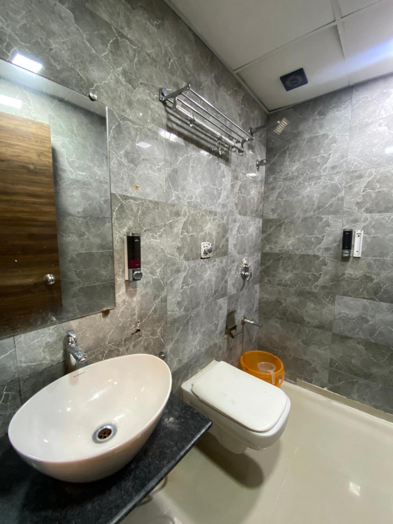 Hotel Blue Wellington - Near Mumbai Airport Buitenkant foto