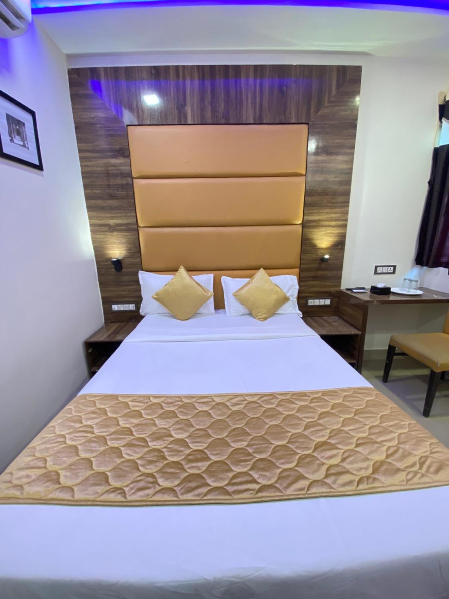Hotel Blue Wellington - Near Mumbai Airport Buitenkant foto