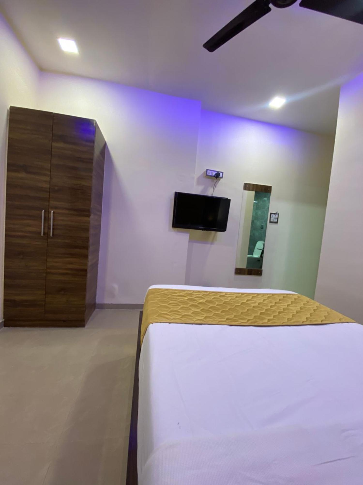 Hotel Blue Wellington - Near Mumbai Airport Buitenkant foto