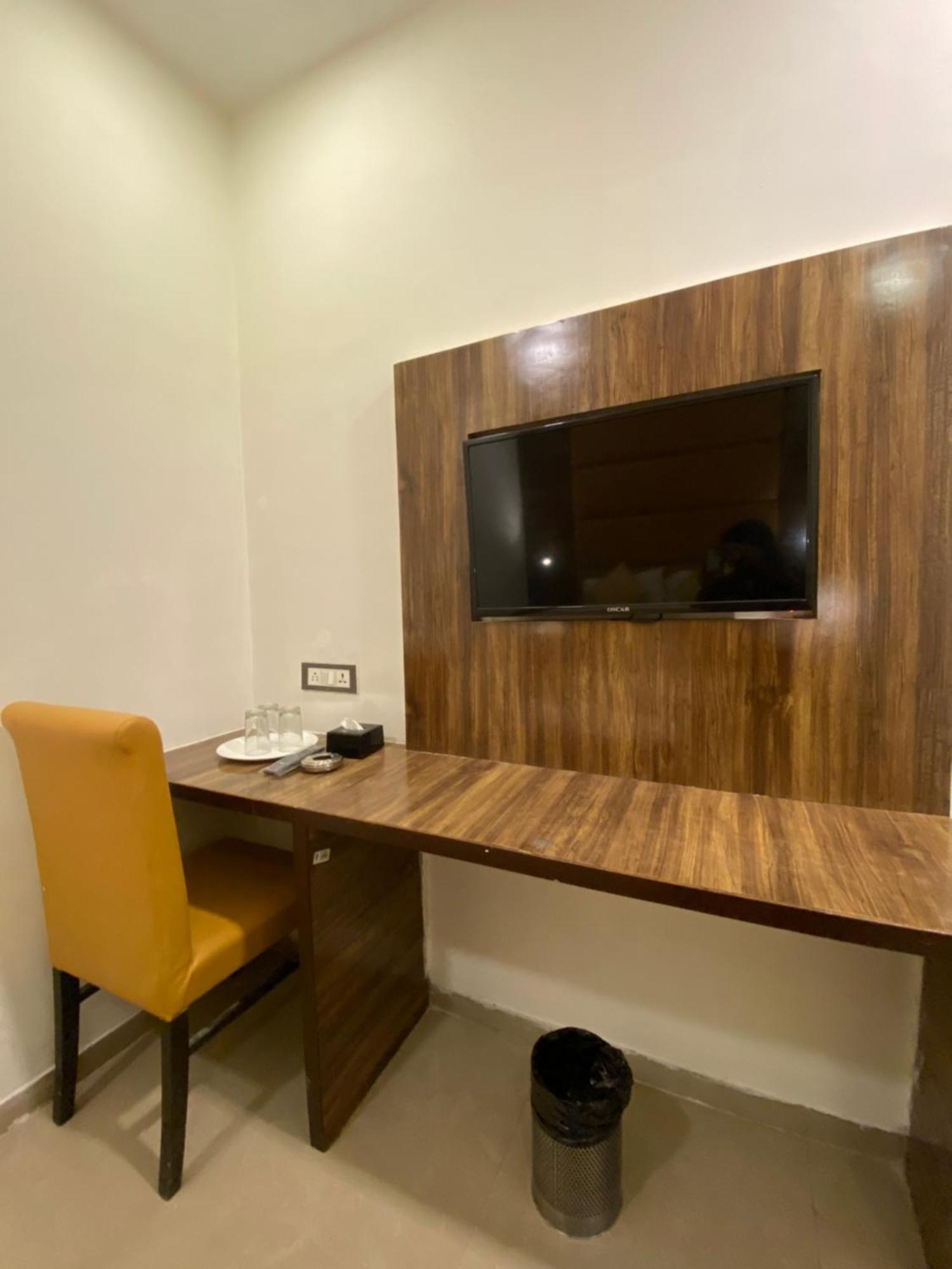 Hotel Blue Wellington - Near Mumbai Airport Buitenkant foto
