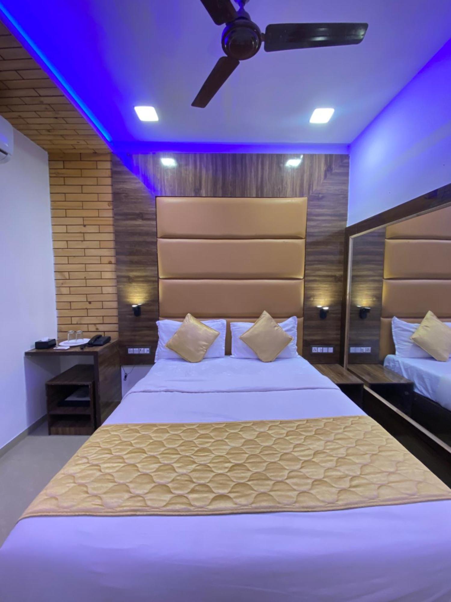 Hotel Blue Wellington - Near Mumbai Airport Buitenkant foto