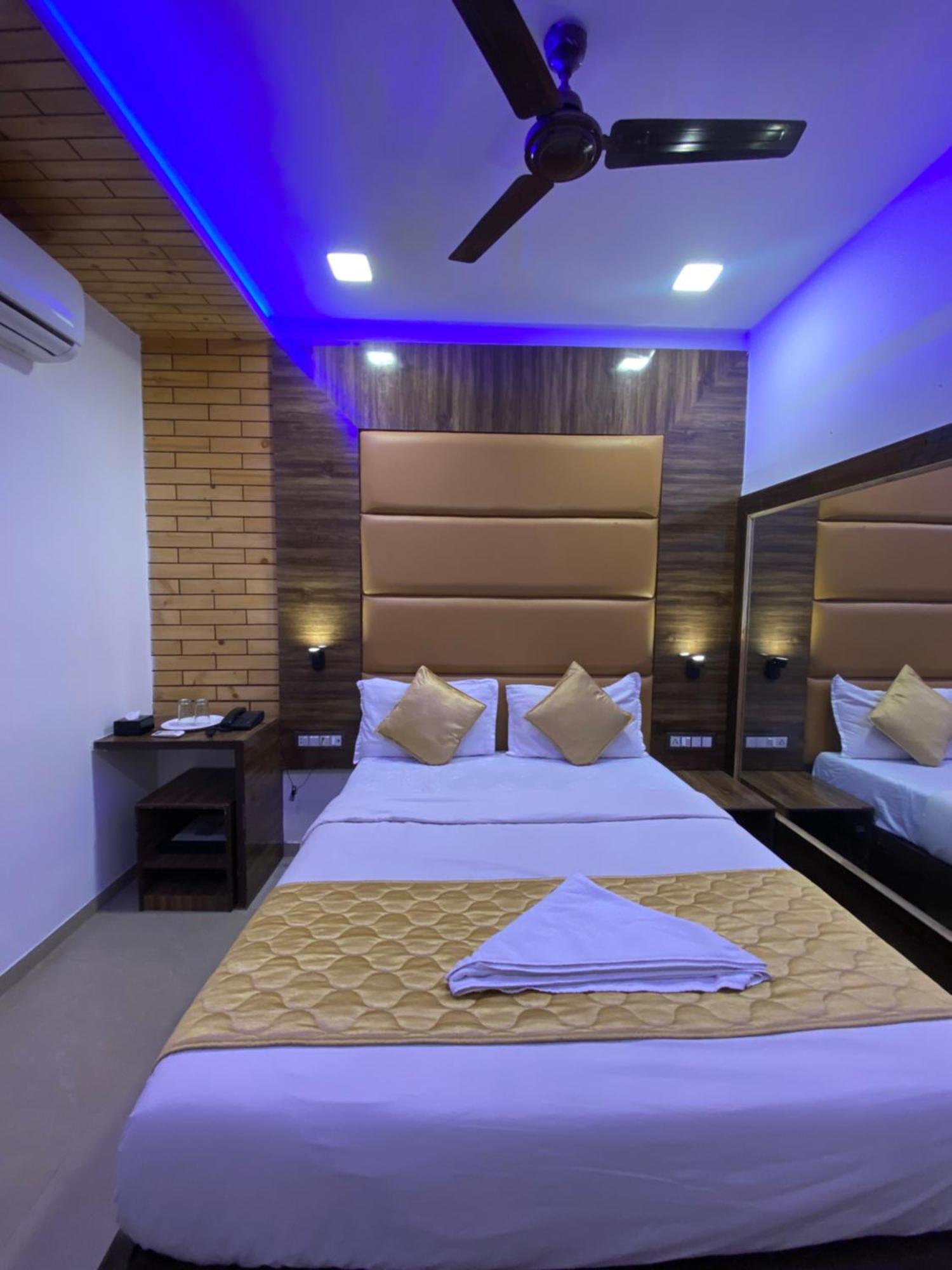 Hotel Blue Wellington - Near Mumbai Airport Buitenkant foto