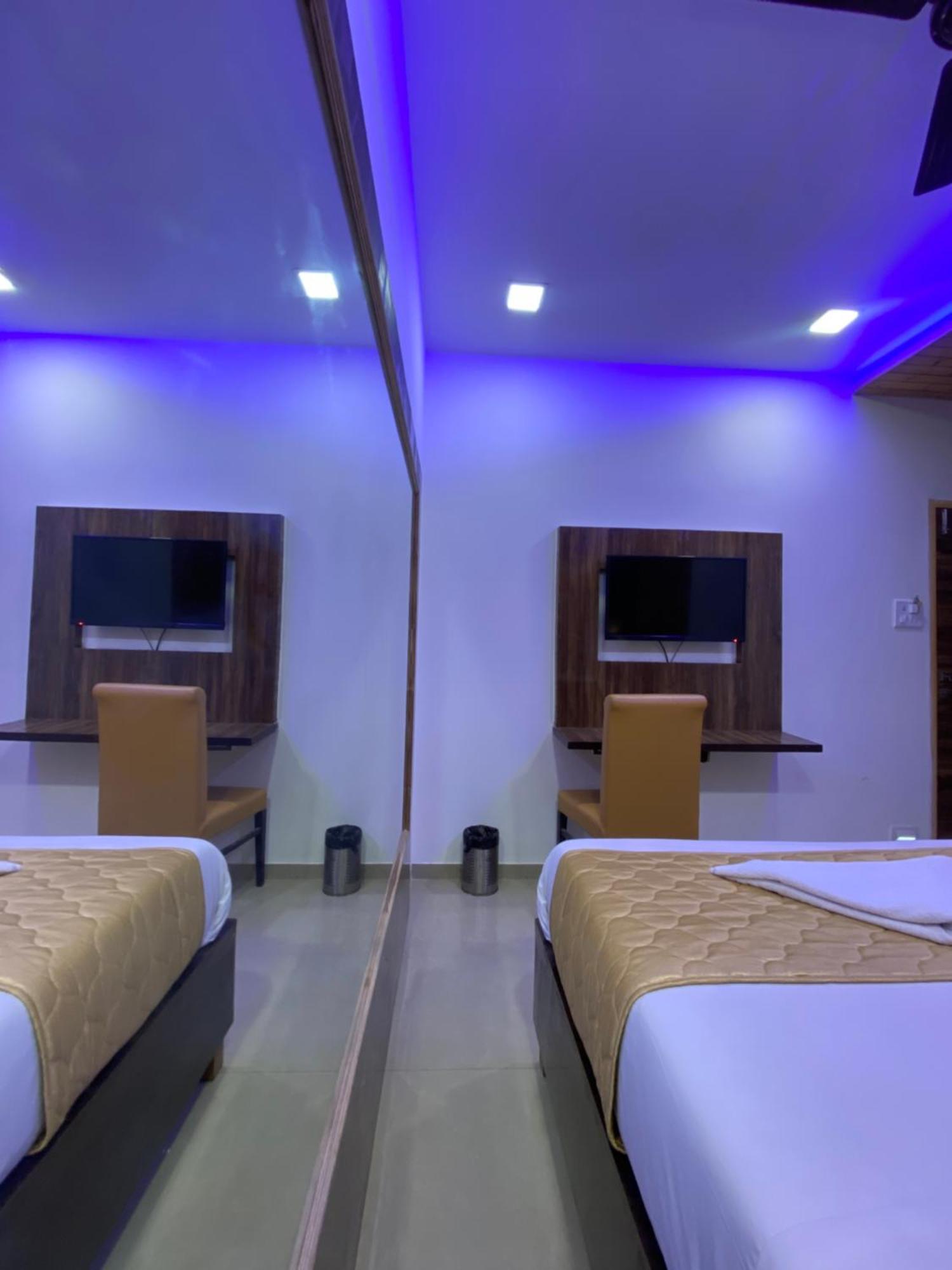 Hotel Blue Wellington - Near Mumbai Airport Buitenkant foto