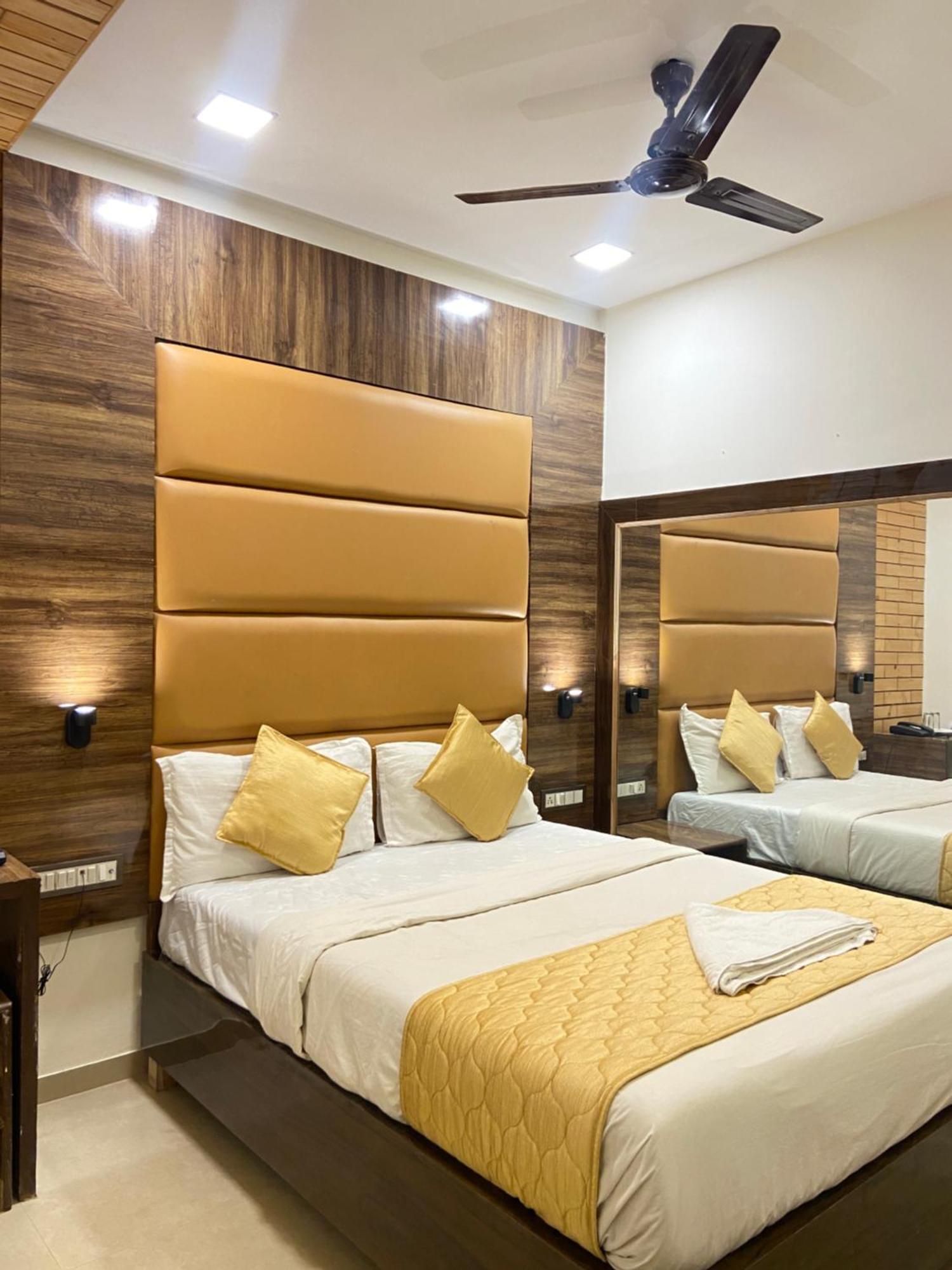 Hotel Blue Wellington - Near Mumbai Airport Buitenkant foto