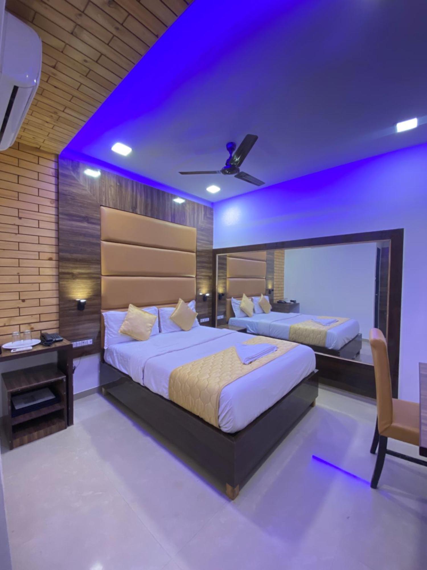 Hotel Blue Wellington - Near Mumbai Airport Buitenkant foto